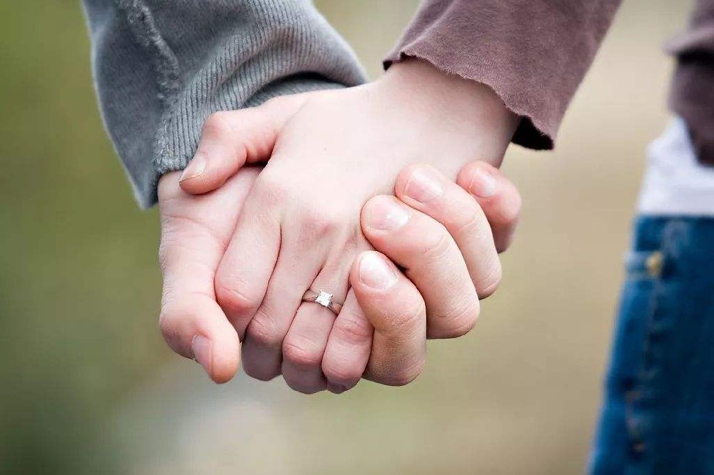 如果原配是个温柔体贴的女人，出轨男人就会觉得无趣，找个喜欢闹事的小三
